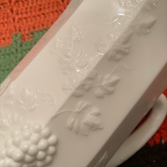 Vintage Westmorland Milk Glass Embossed Grape Pattern Pitcher - Picture 6 of 15